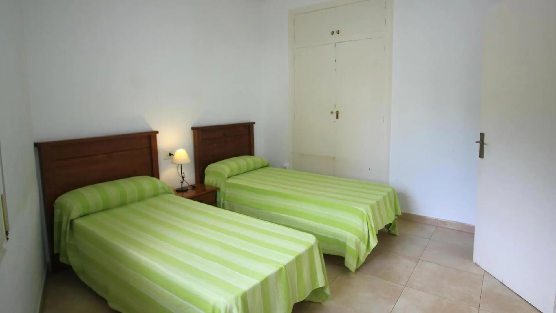 Apartamento Renovado, Centrico Y Luminoso A 100M De La Playa Del Puerto, Llanca - Es-228-37 0*,  Spain